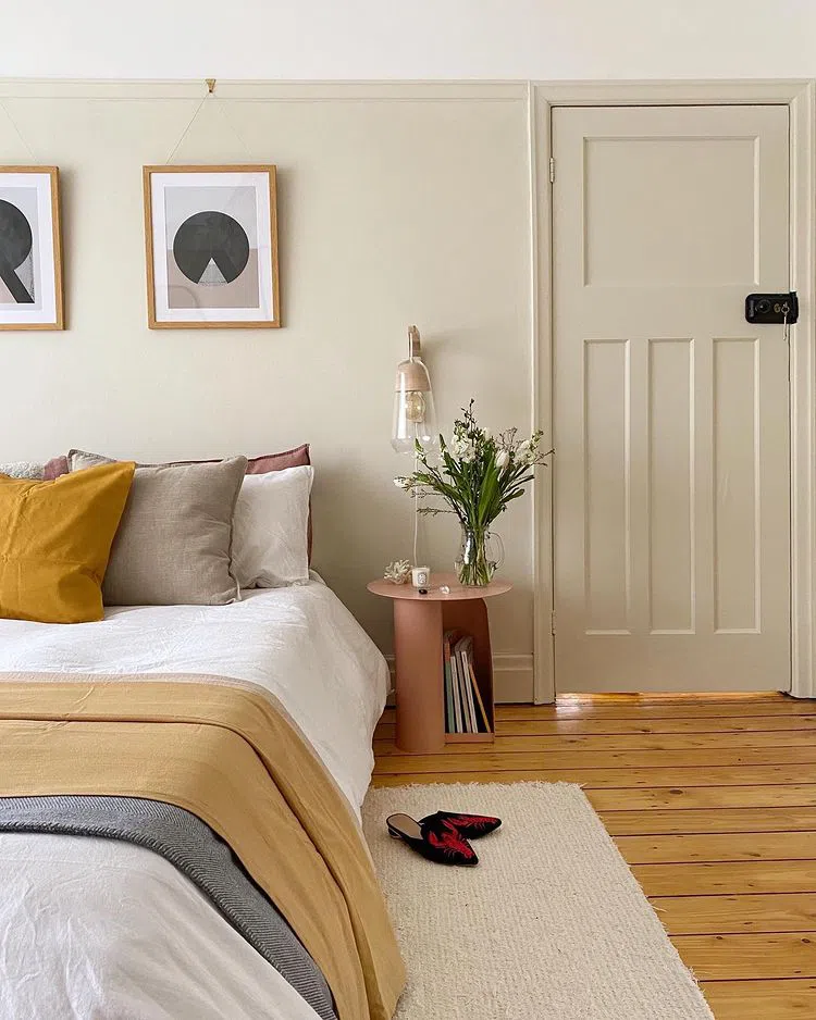 Спальная с бежевыми стенами Farrow and Ball Slipper Satin