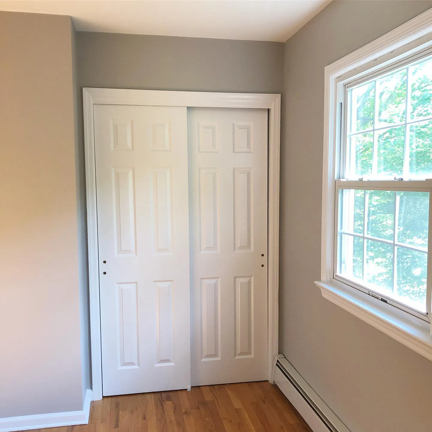 r Benjamine Moore Smoke Embers 1466 фото в интерьере спальни