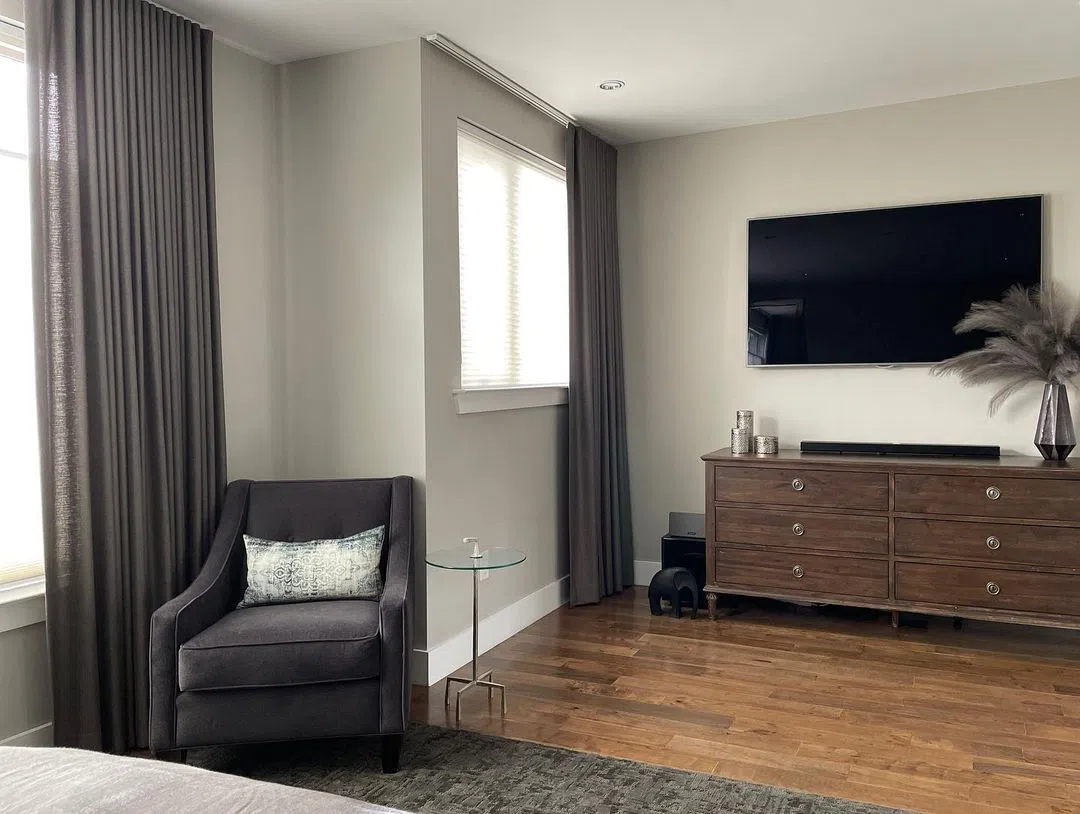 Серые стены с белыми плинтусами Benjamine Moore Smoke Embers