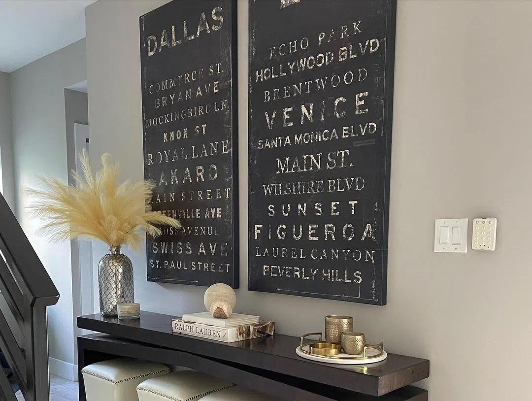 Серые стены Benjamin Moore Smoke Embers с постерами