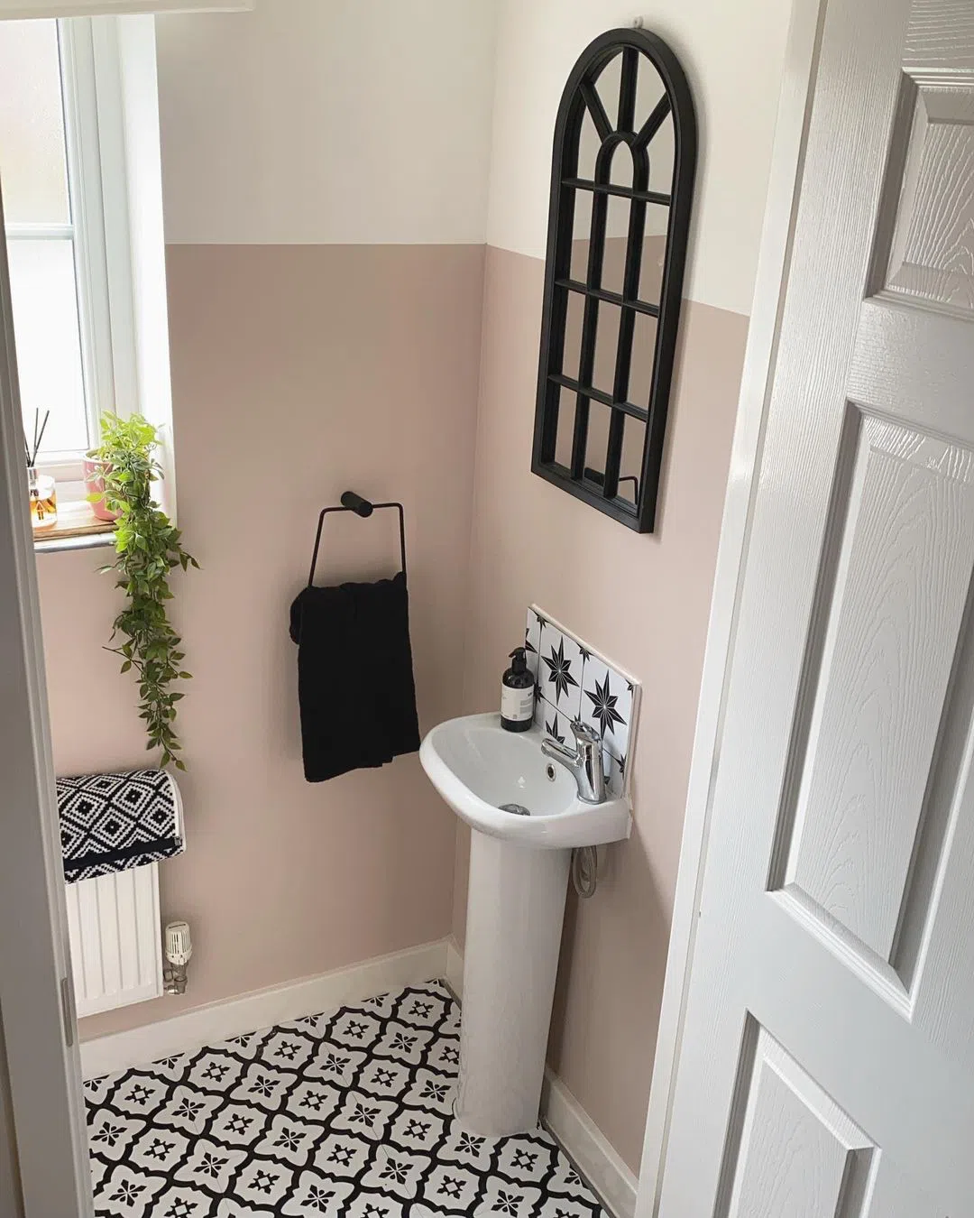 Ванная колор-блок с розовыми стенами