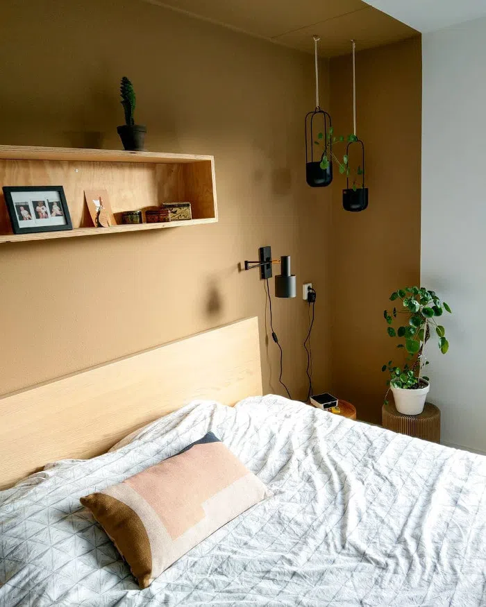 Спальная в стиле колор-блок с цветом Dulux Spiced Honey