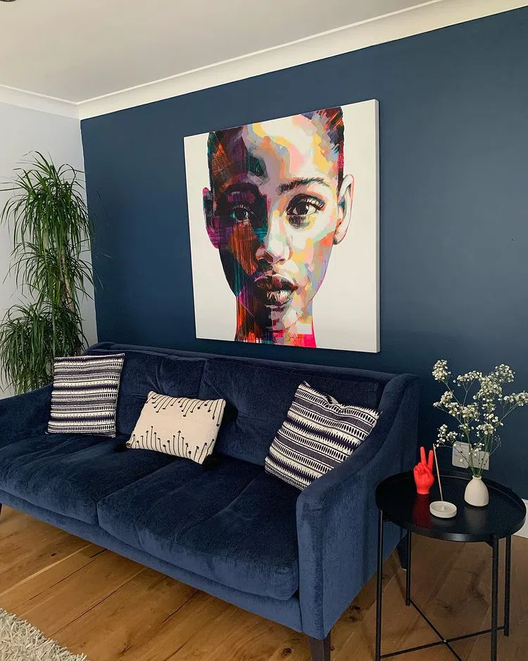 Интерьер с темной синей акцентной стеной Farrow and Ball Stiffkey Blue