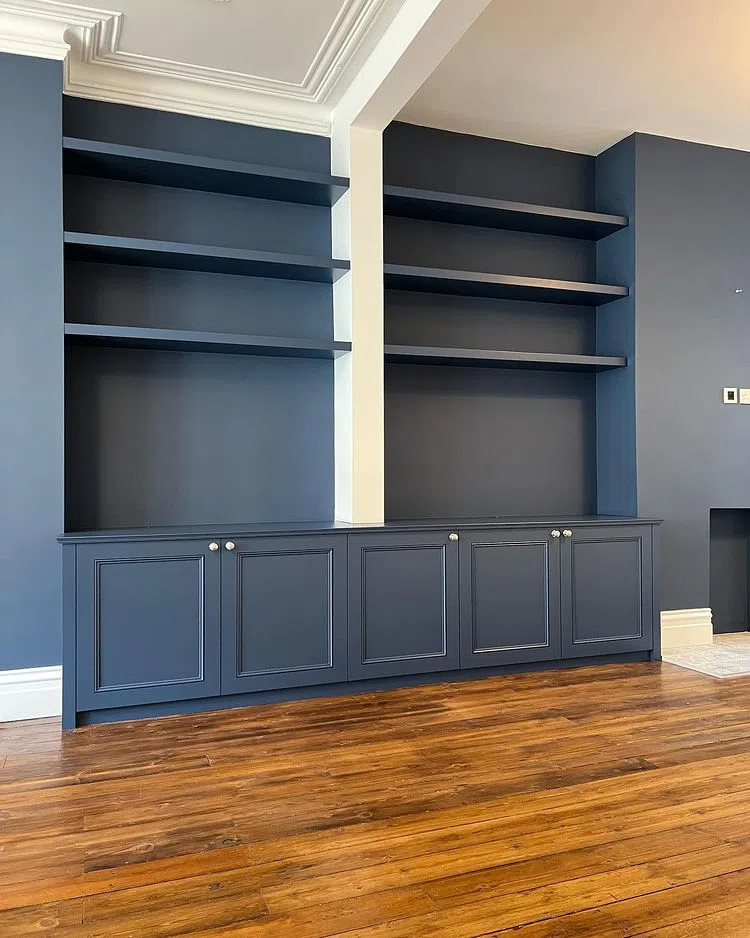 Полки окрашенные в синей краской Stiffkey Blue