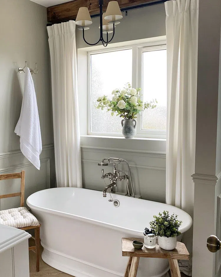 Стильная серая ванная с настенный молдингами и Dulux 70YY 46/053