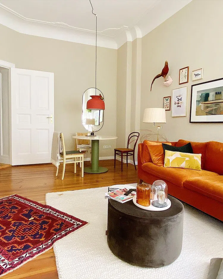 Бежевый интерьер в стиле 80-х с краской Farrow and Ball Stony Ground