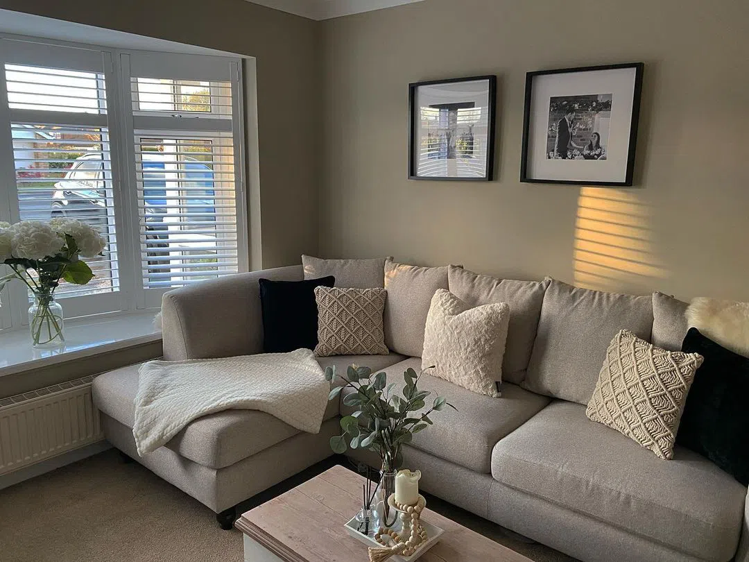 Бежевый скандинавский интерьер гостиной Farrow and Ball Stony Ground