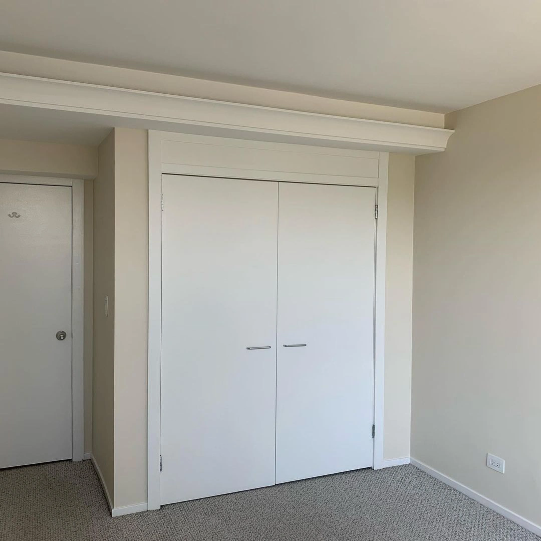 Sherwin Williams SW 7010 White Duck в интерьере фото