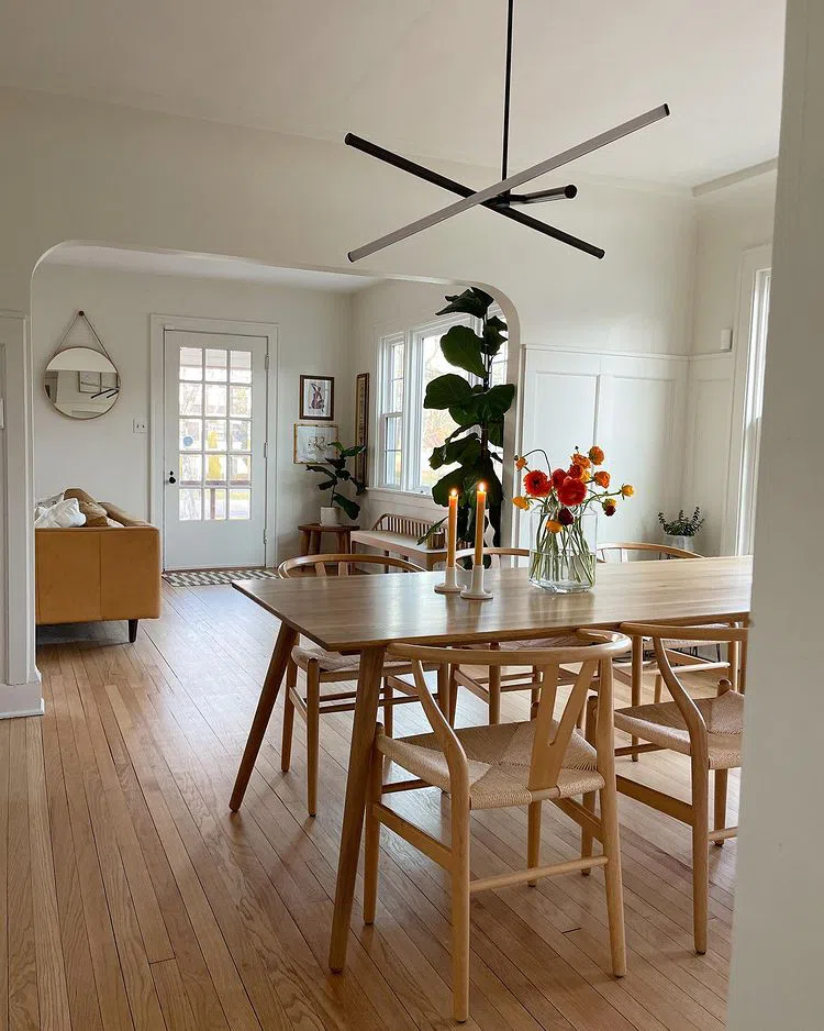 Светлая гостиная с цветом краски Benjamin Moore Swiss Coffee