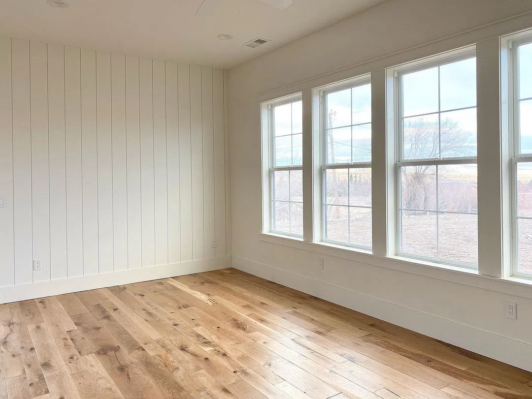 Светлая комната с теплым белым оттенком Swiss Coffee Benjamin Moore