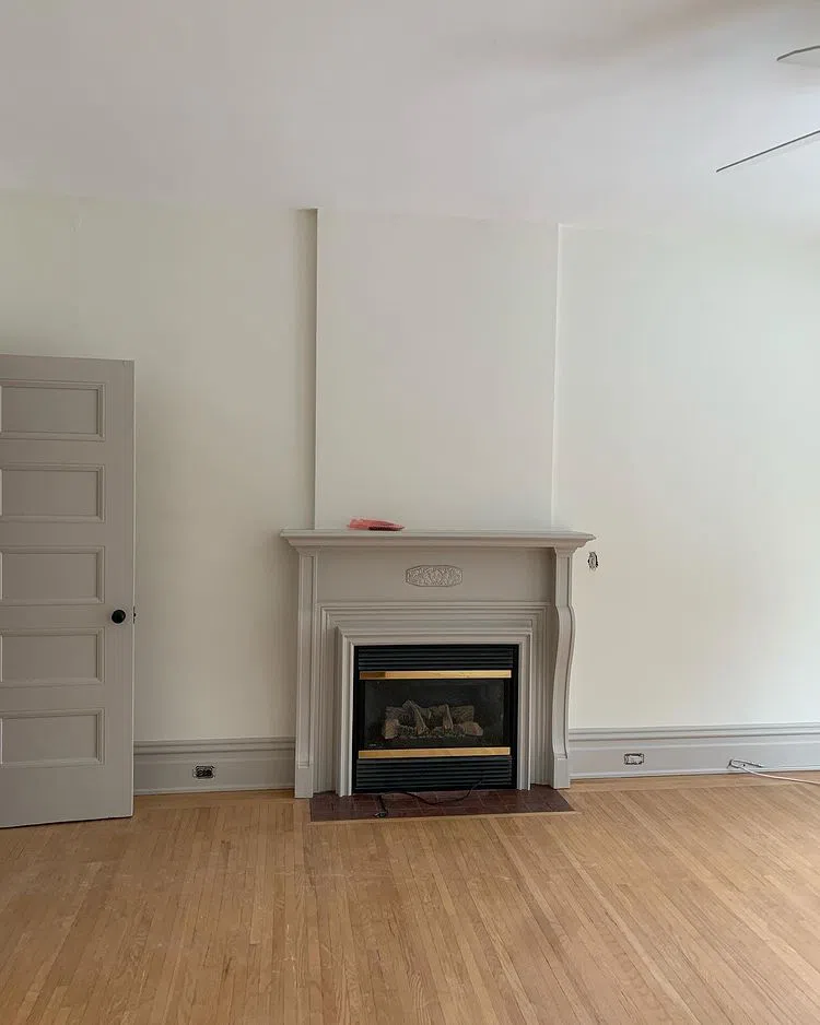 Ремонт комнаты с светлым оттенком Swiss Coffee Benjamin Moore