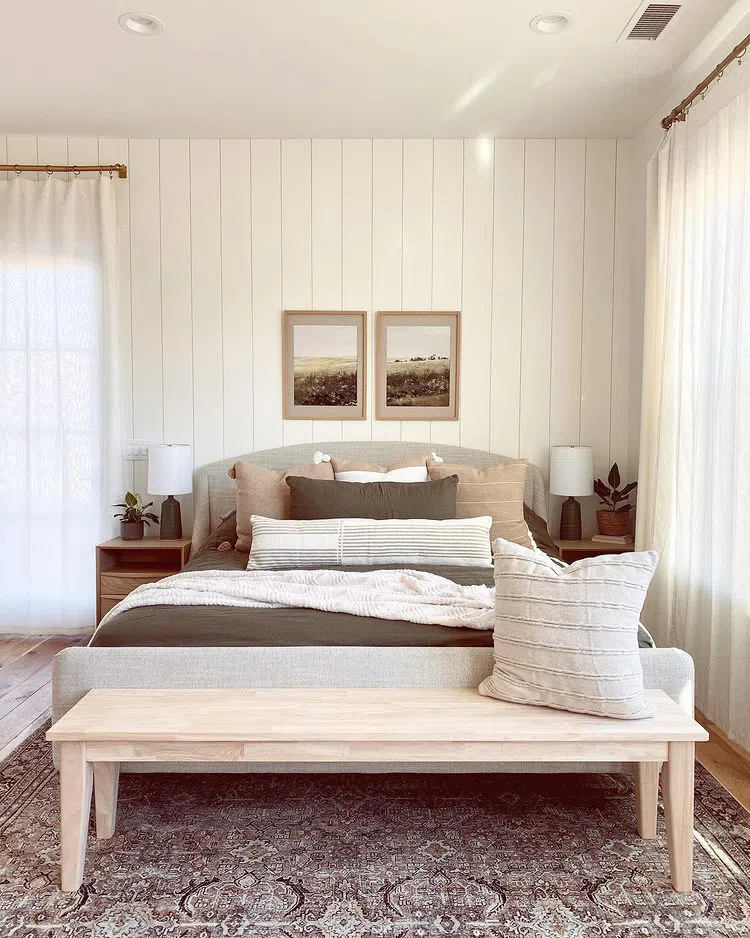 Светлая спальная с теплым оттенком Swiss Coffee Benjamin Moore