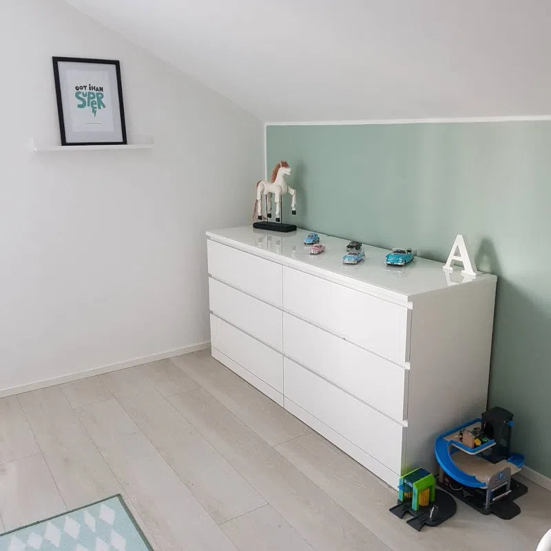 Детская комната с зеленой стеной Tikkurila X445 Лидо