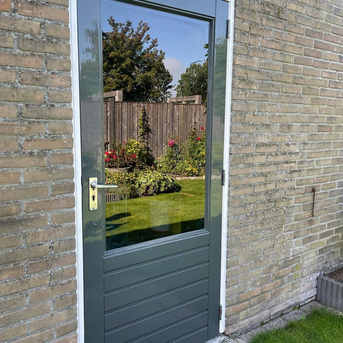 RAL 7010 серая входная дверь