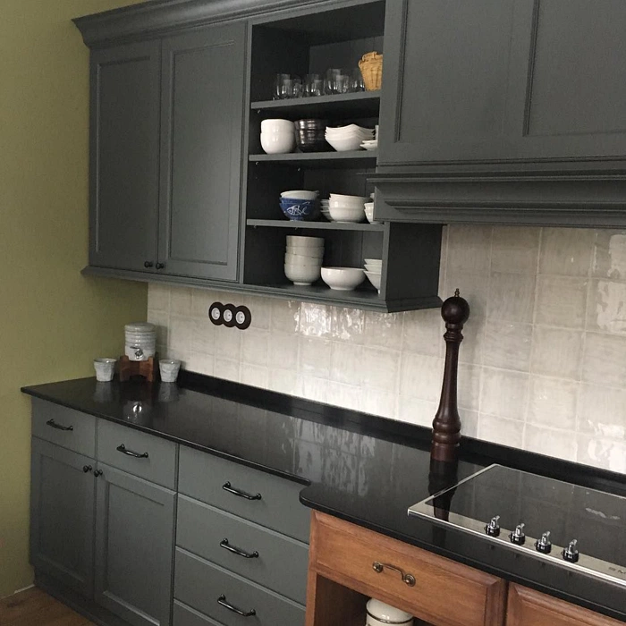 RAL 7010 на фасадах кухни