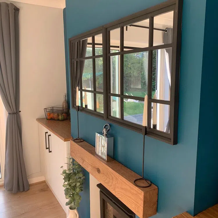 Классический интерьер камином и цветом Dulux Hawaiian Blue 2