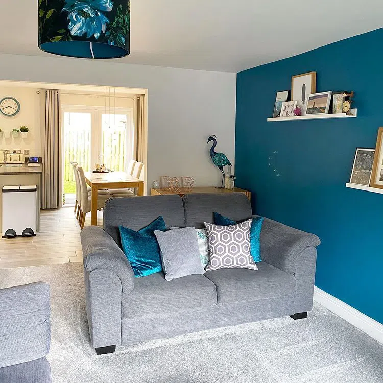 Интерьер с акцентной стеной Dulux Hawaiian Blue 2