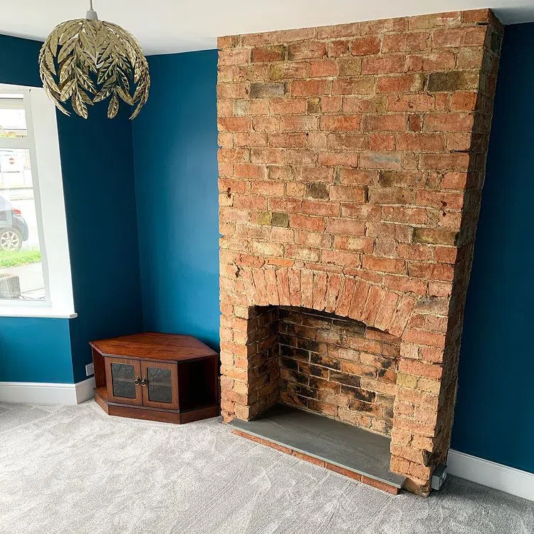 Синие стены Hawaiian Blue 2 с кирпичными стенами