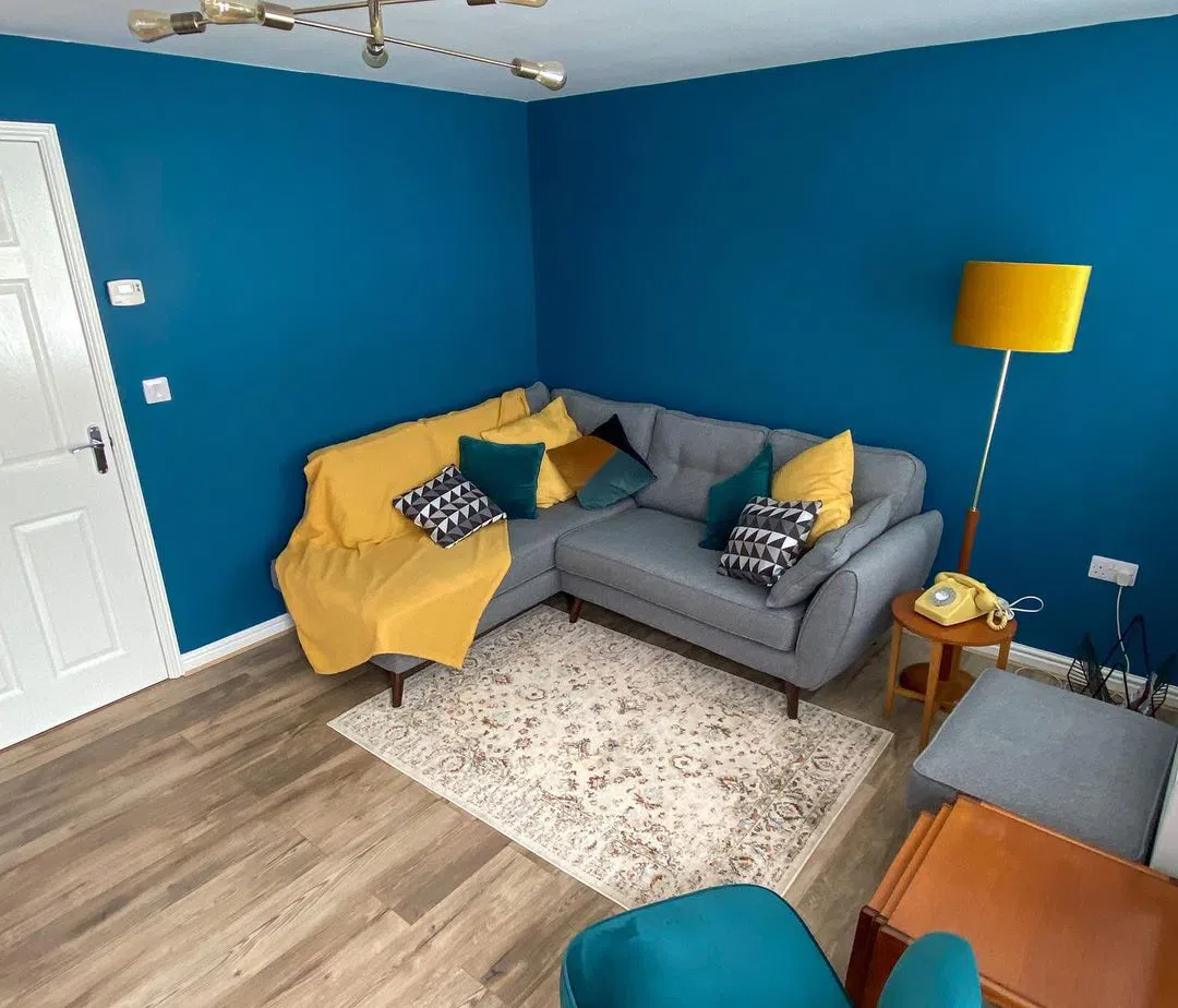 Интерьер с глубоким синим цветом Dulux Hawaiian Blue 2