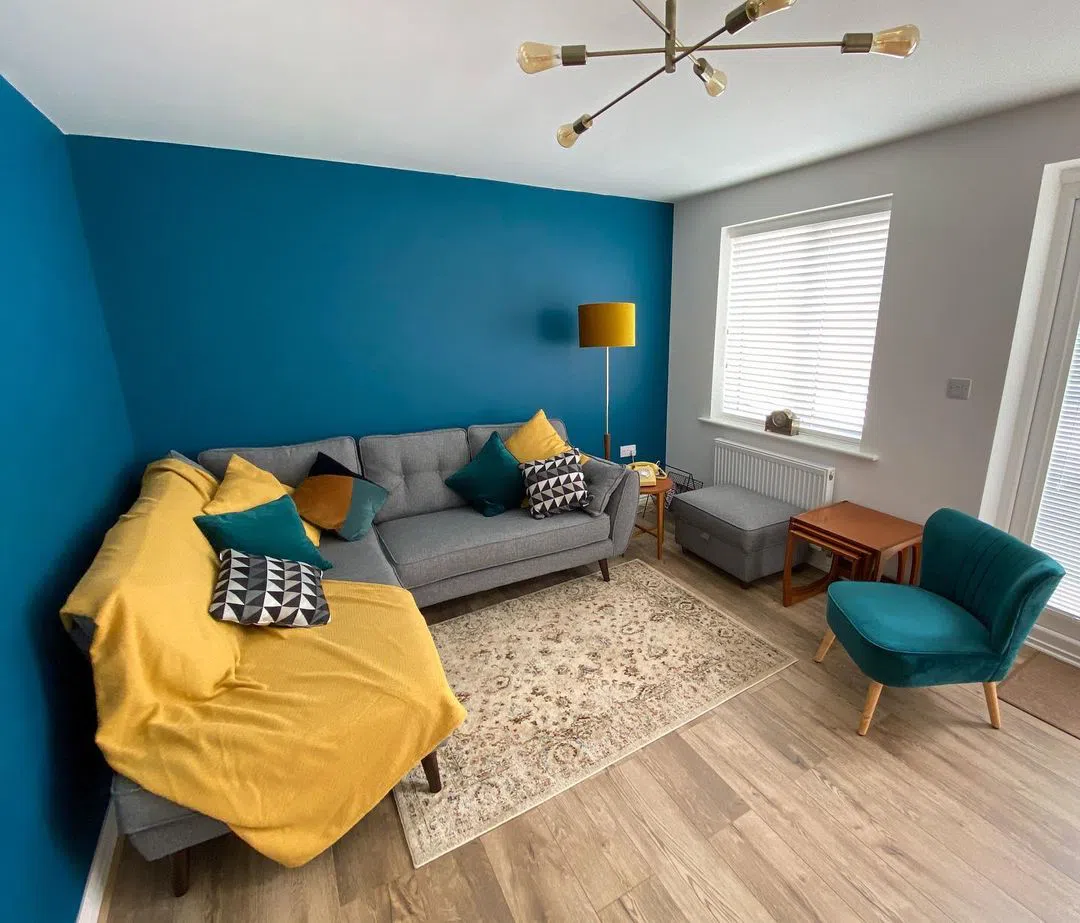 Интерьр с насыщенным синими цветом Dulux Hawaiian Blue 2