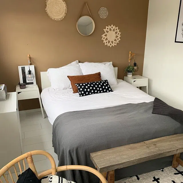 Спальная со стеной цвета корицы Spiced Honey Dulux