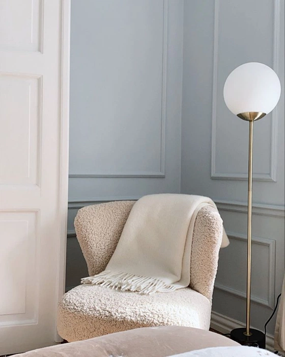 Современный интерьер гостиной с цветом Tikkurila Принц G490