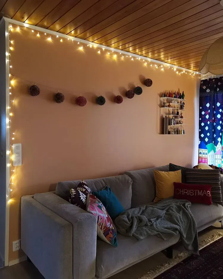 Интерьер гостиной с персиковыми стенами J407