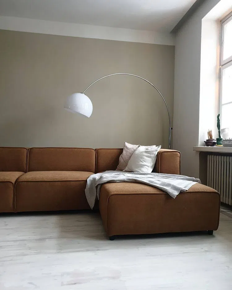 Бежевый интерьер с коричневым диваном и торшером-аркой