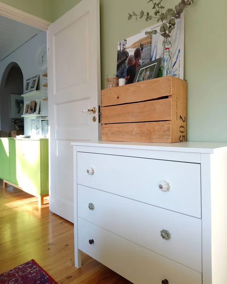 Фото интерьера с светло-зелеными стенами Тиккурила Нил