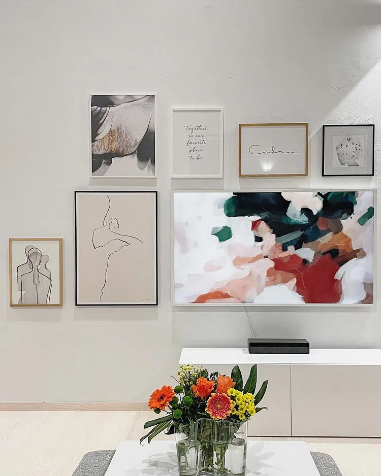 Белый интерьер с постерами Tikkurila V503 Зима