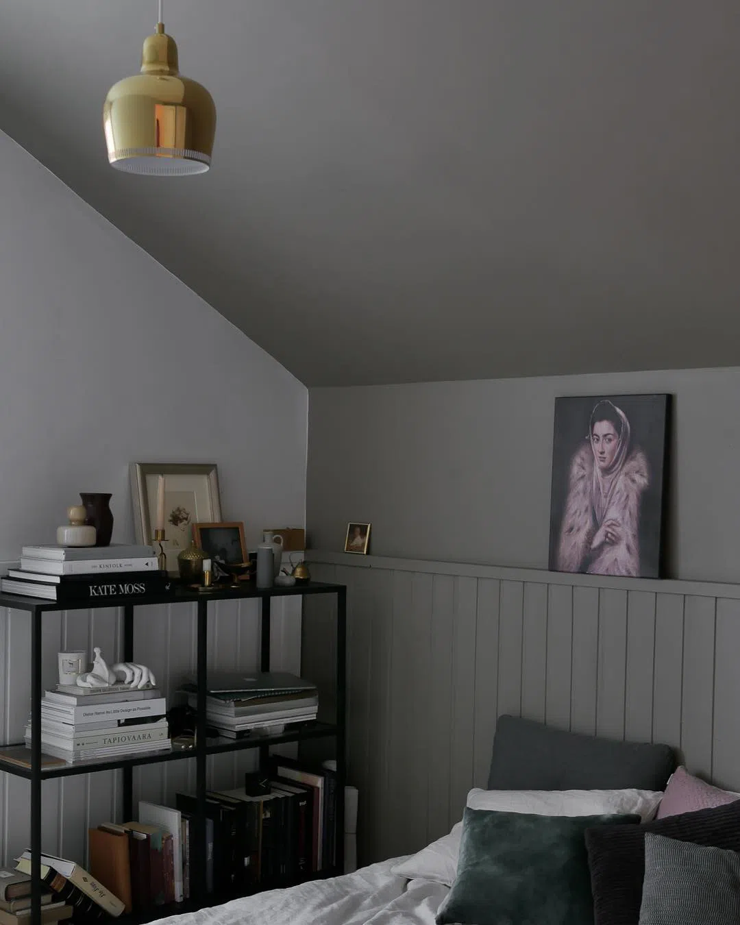 Стильная спальная с темно-серыми стенами S486 Вулканит