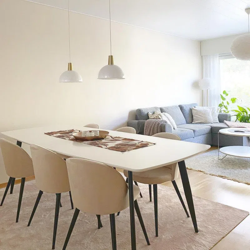 Интерьер гостиной с бежевыми стенами Y462