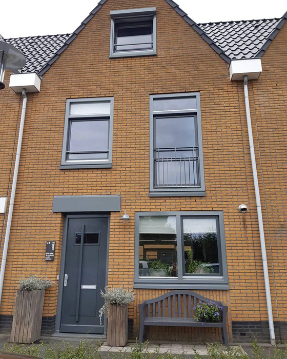 Черная входная дверь RAL 7043 