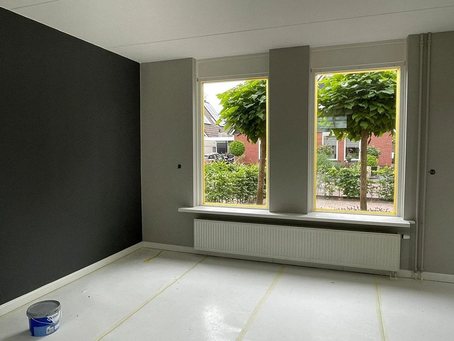 Акцентная стена RAL 7043 