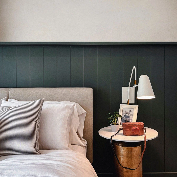 Черный RAL 7043 в спальне