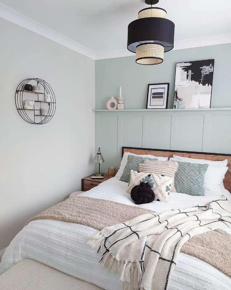 Бохо интерьер спальни с светло-зеленой стеной Tranquil Dawn