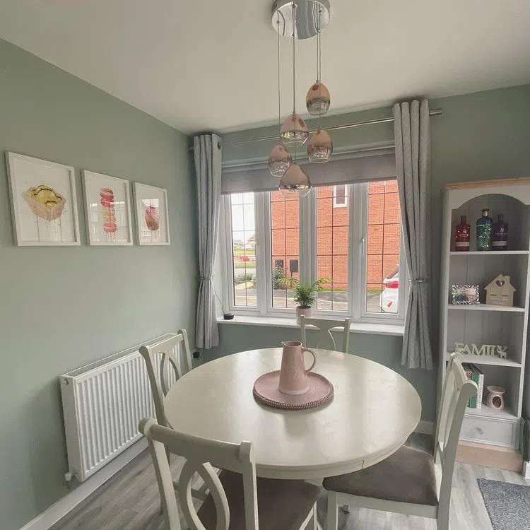 Красивый интерьер столовой с фисташковыми стенами
