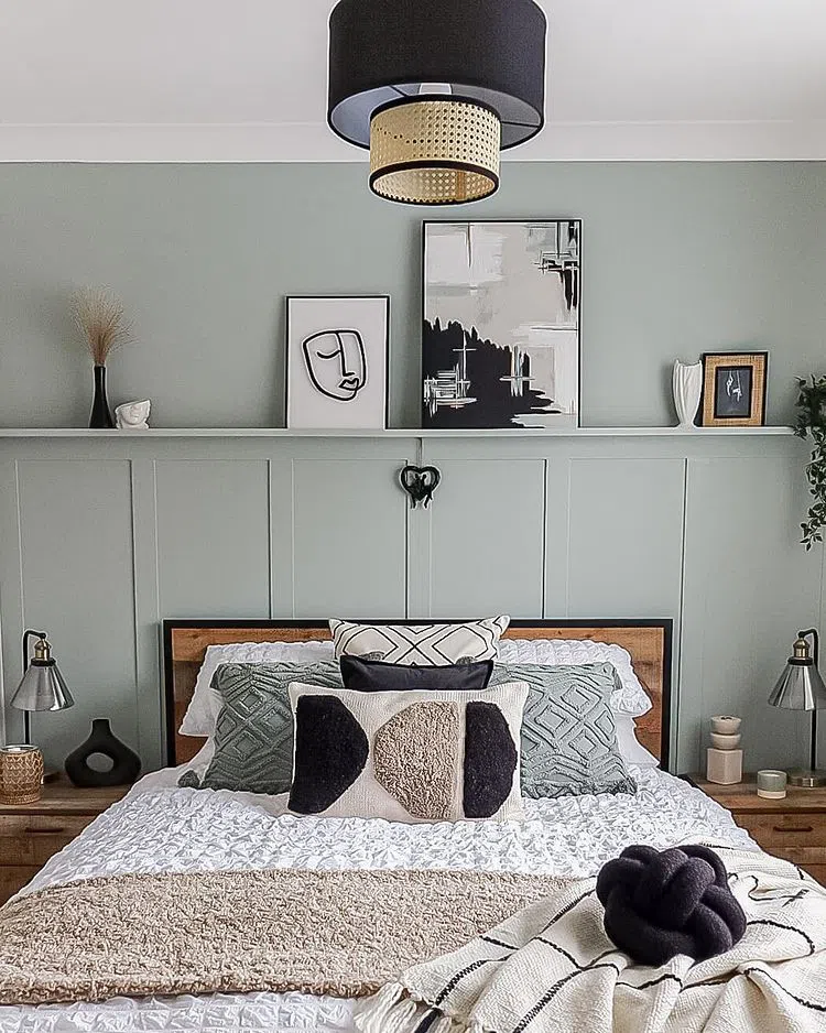 Интерьер бохо с зеленой стеной Tranquil Dawn