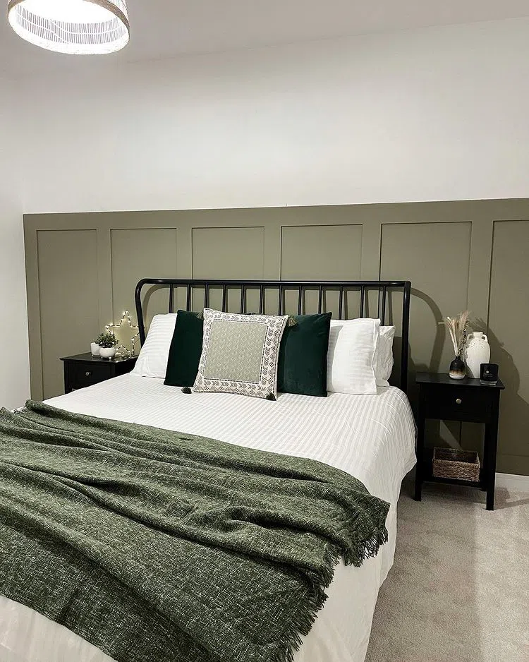 Крашеные панели за кроватью с цветом Farrow and Ball Treron