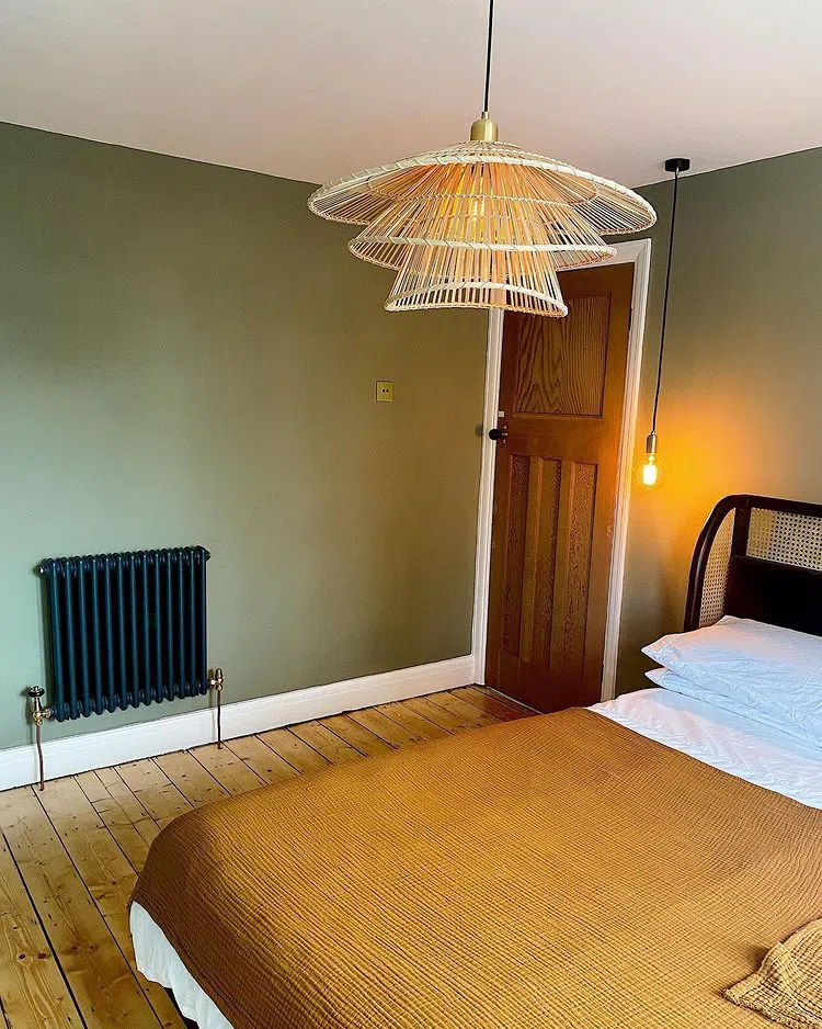 Уютная спальная со стенами хаки Farrow and Ball Treron 292