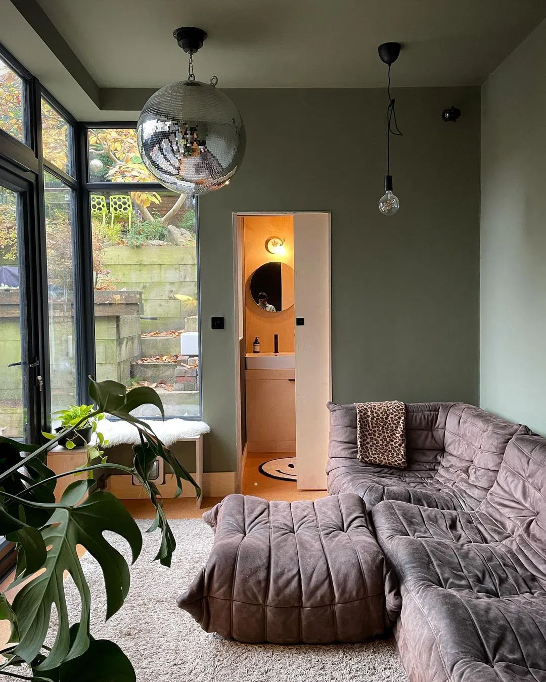 Интерьер с оливковым цветом стен Farrow and Ball Treron