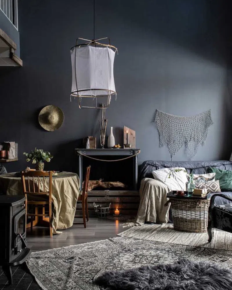 Интерьер с темно-серыми стенами и латунным декором