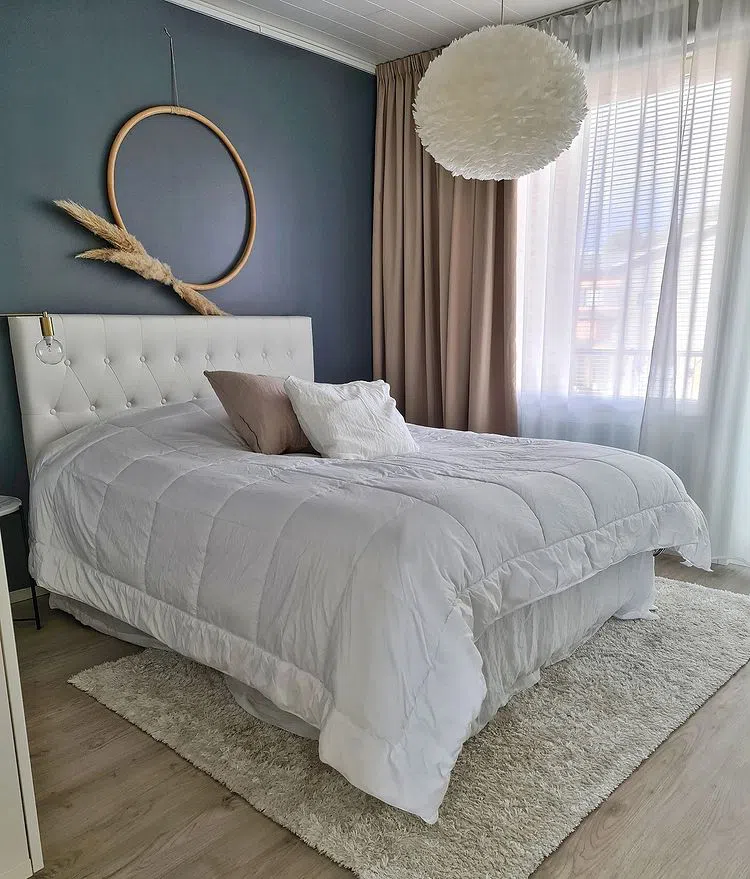 Спальная в скандинавском стиле с темной стеной Tikkurila S500