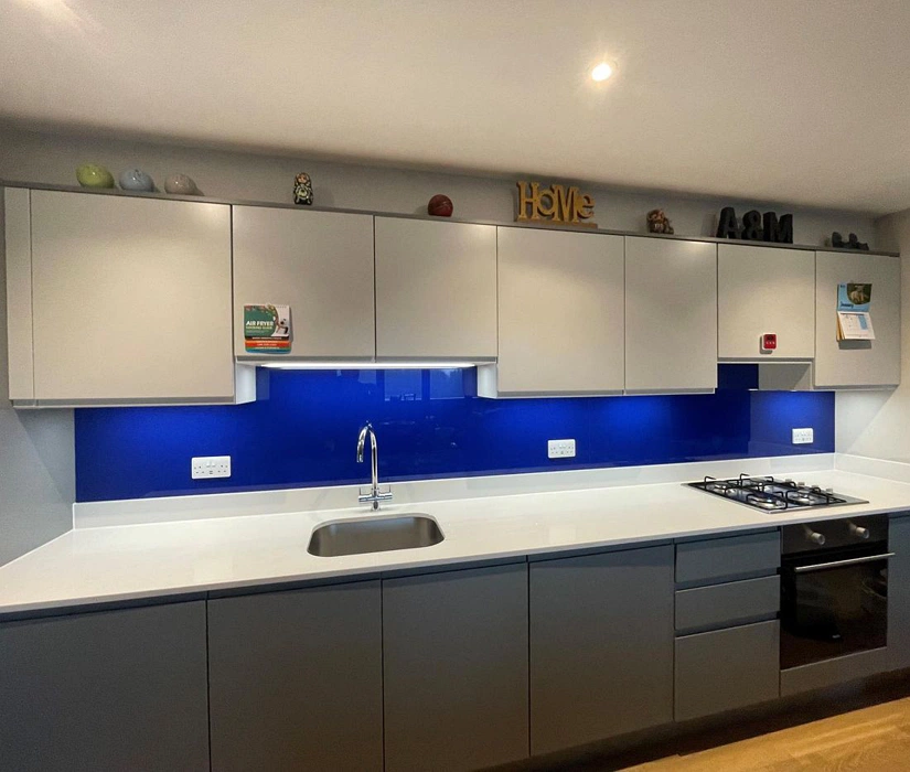 RAL Classic 5002 стеклянный фартук кухни