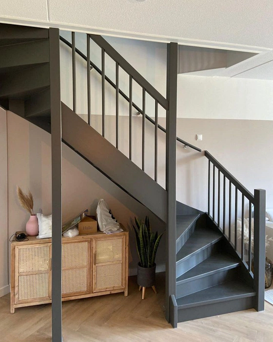 RAL 7022 на лестнице