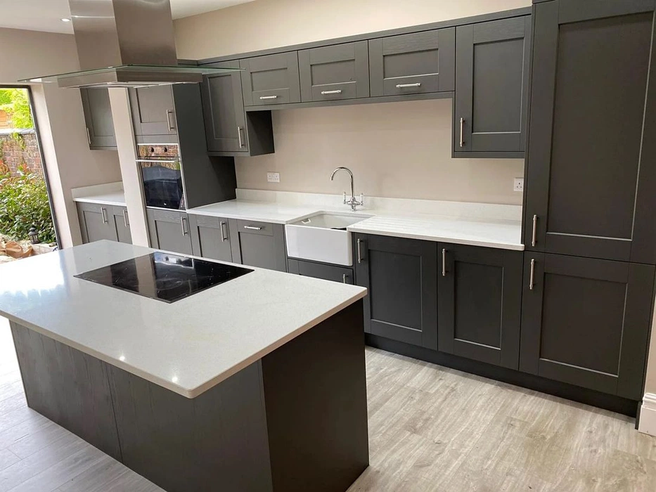 RAL 7022 темно-серая кухня