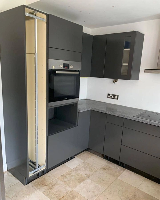 RAL 7022 на фасадах кухни