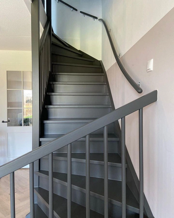 RAL 7022 на серой лестнице