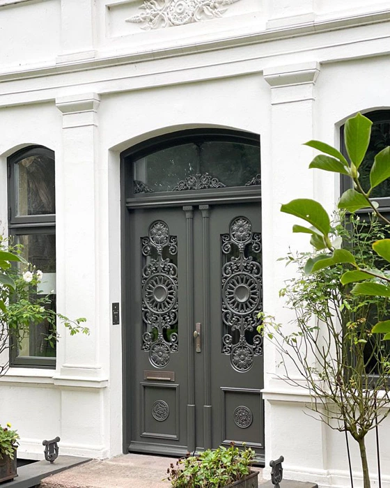 RAL 7022 резная входная дверь