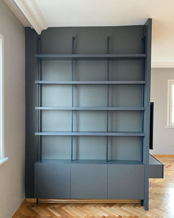 RAL 7022 на акцентной стене со шкафом